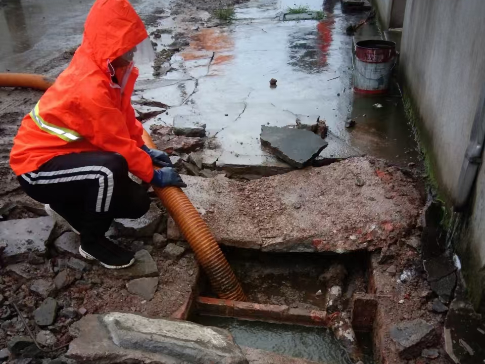 昂昂溪专业清理污水池 炜誉市政以规范流程守护城市 “肠道”